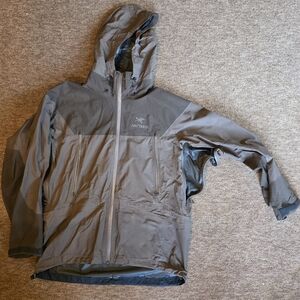 Arc'teryx Men's Gray Raincoat